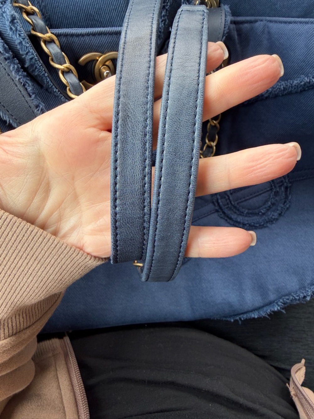 RARE CHANEL "COCO" Deauville large Navy Denim Tote - Picture 4 of 7